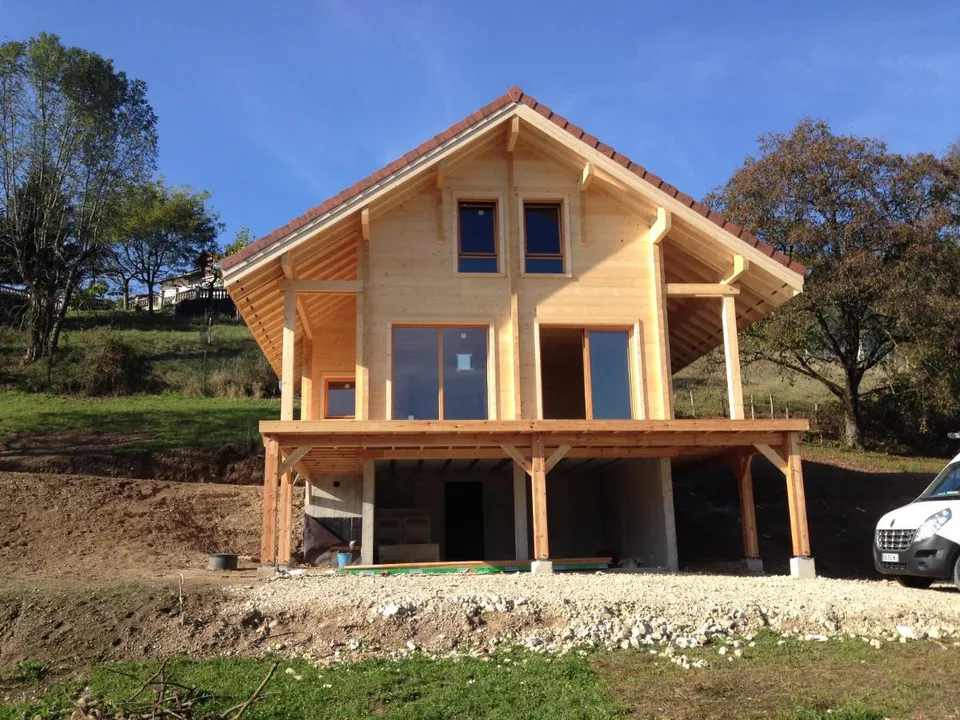 photo de construction d'une maison en bois du style Chalet