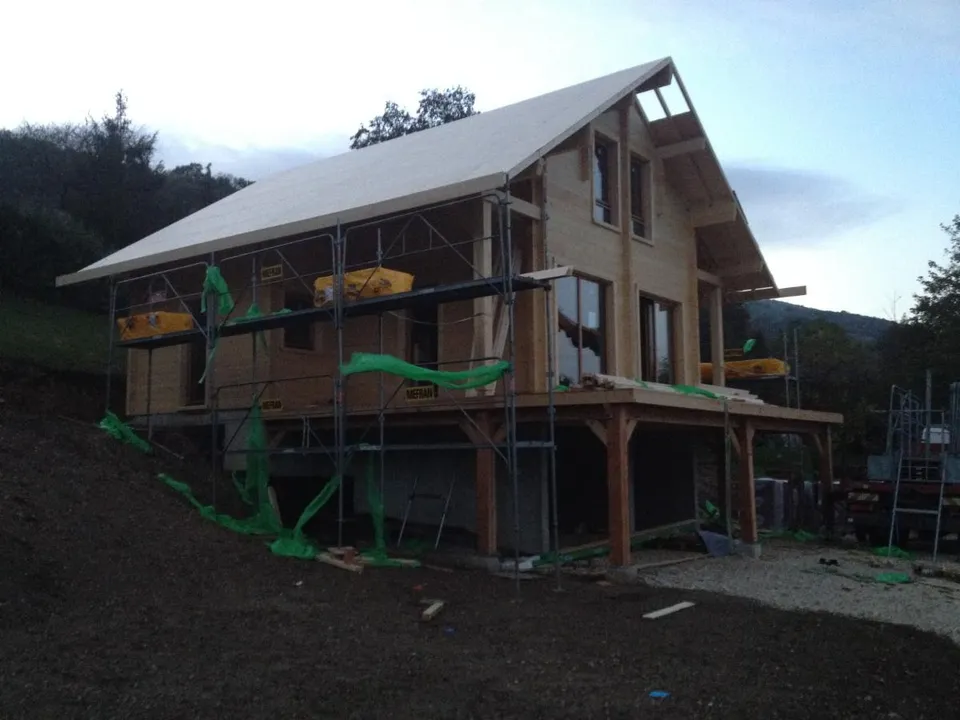 photo de construction d'une maison en bois du style Chalet